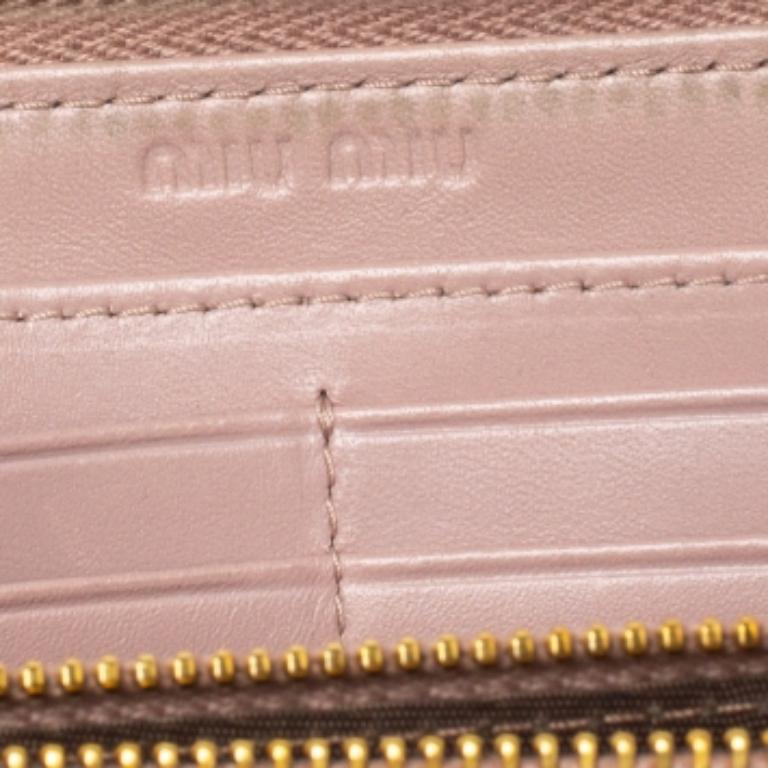 Women's Miu Miu Beige Croc Embossed Patent Leather Zip Around Wallet For Sale