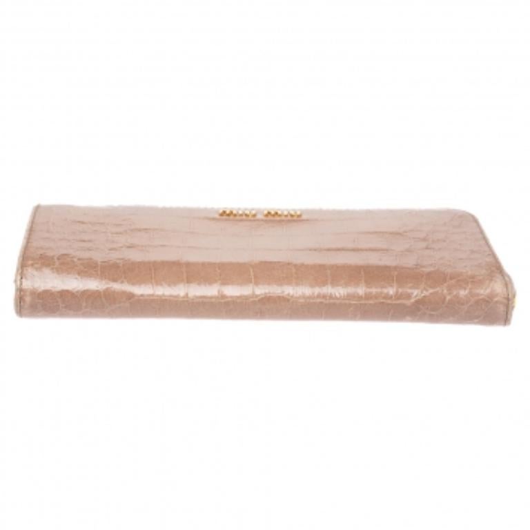Miu Miu Beige Croc Embossed Patent Leather Zip Around Wallet For Sale 2