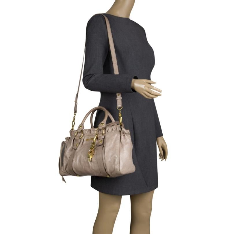 Beige Miu sac de luxe à poignée supérieure froncée en cuir glacé beige