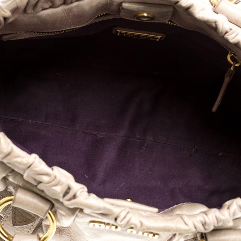 Miu sac de luxe à poignée supérieure froncée en cuir glacé beige 3