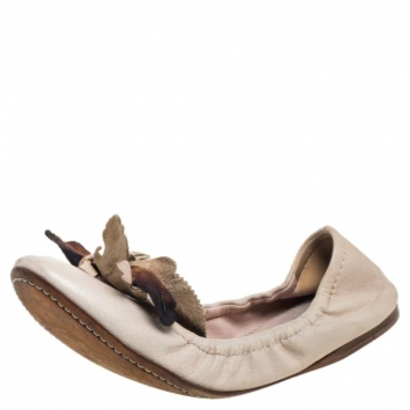 Creations from Miu Miu are effortlessly stylish just like these flats. They have been crafted from beige leather and designed with petal embellished details on the uppers. They are endowed with comfortable leather-lined insoles and durable outsoles.