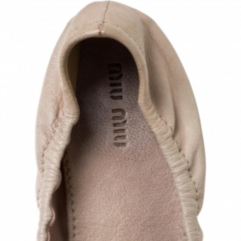 Miu Miu Beige Leather Embellished  Flats Size 38 In Fair Condition For Sale In Dubai, Al Qouz 2