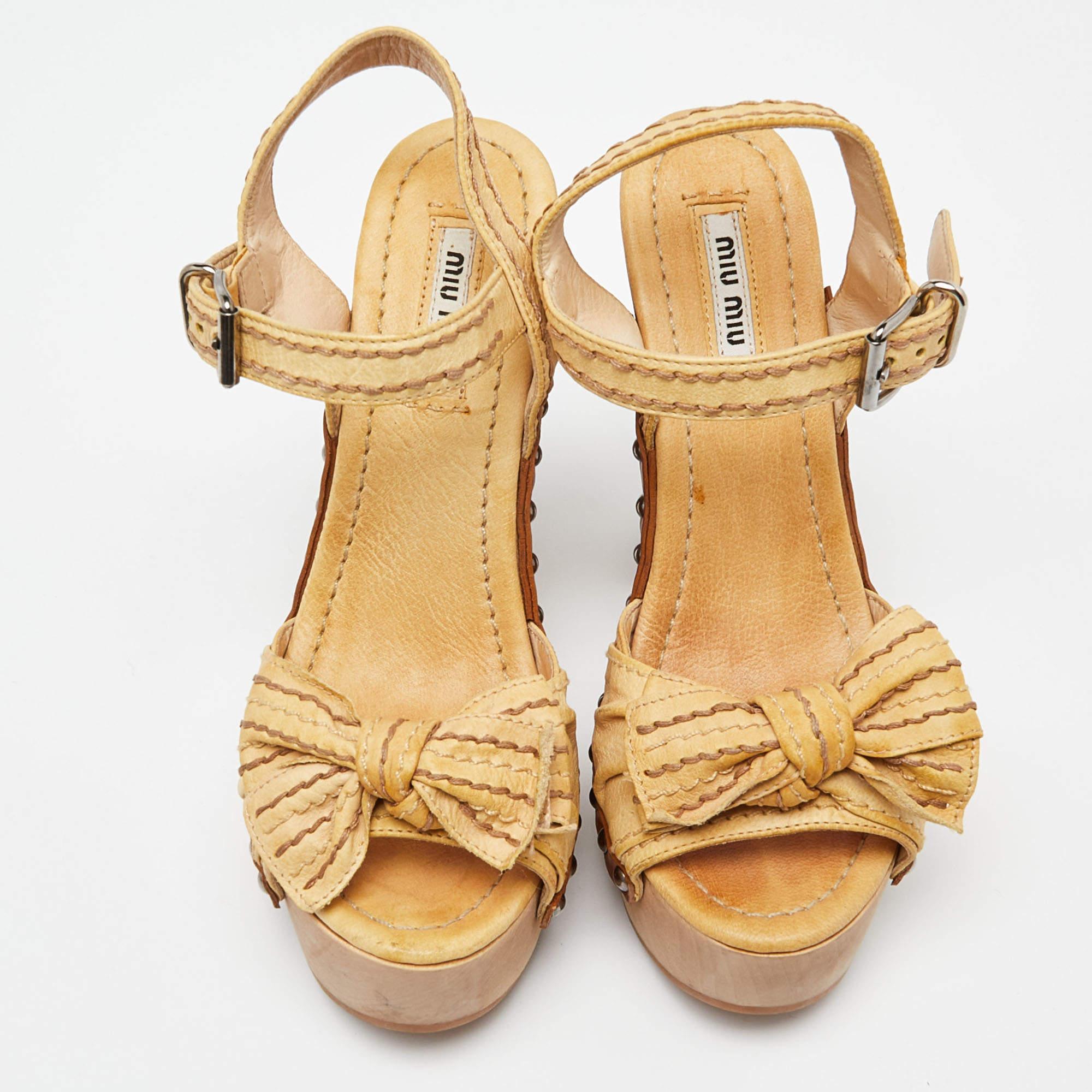 Miu Miu Beige Leather Ribbon Slingback Platform Sandals Size 35.5 État moyen - En vente à Dubai, Al Qouz 2