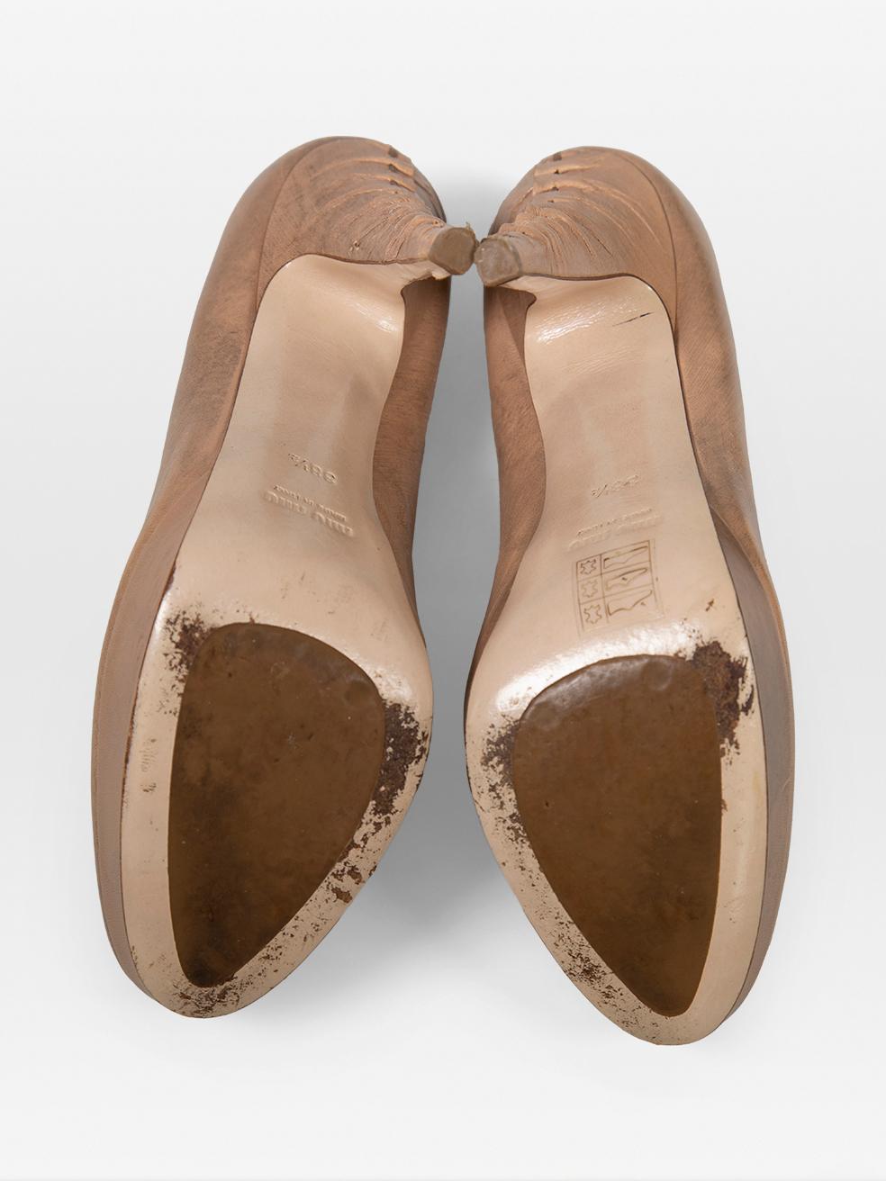 Miu Miu Bombas de piel beige con pliegues Talla IT 38.5 en Excelente estado para la venta en London, GB