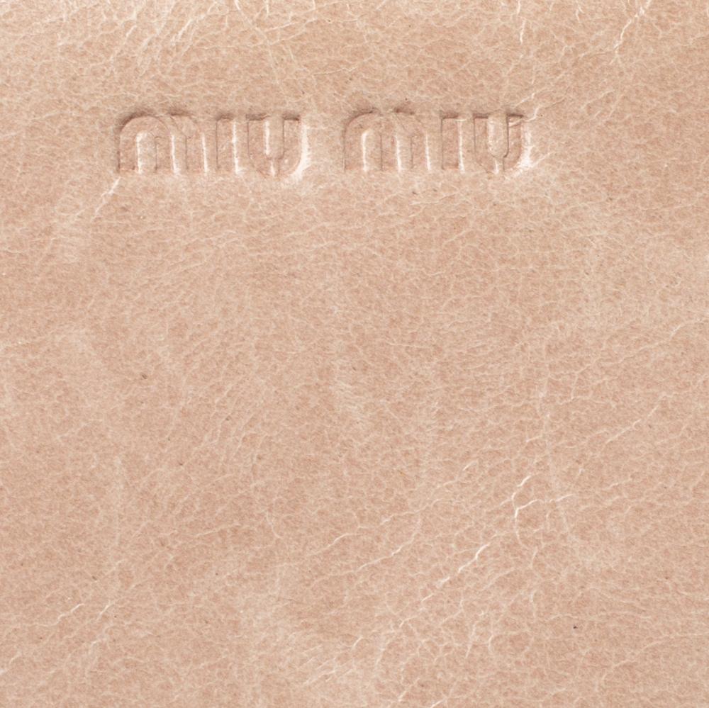 Miu Miu - Portefeuille continental en cuir matelassé beige en vente 5