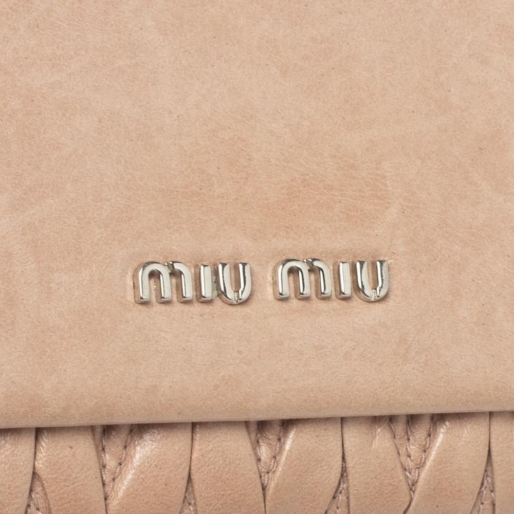 Miu Miu - Portefeuille continental en cuir matelassé beige en vente 6