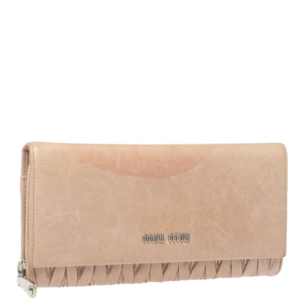 Beige Miu Miu - Portefeuille continental en cuir matelassé beige en vente