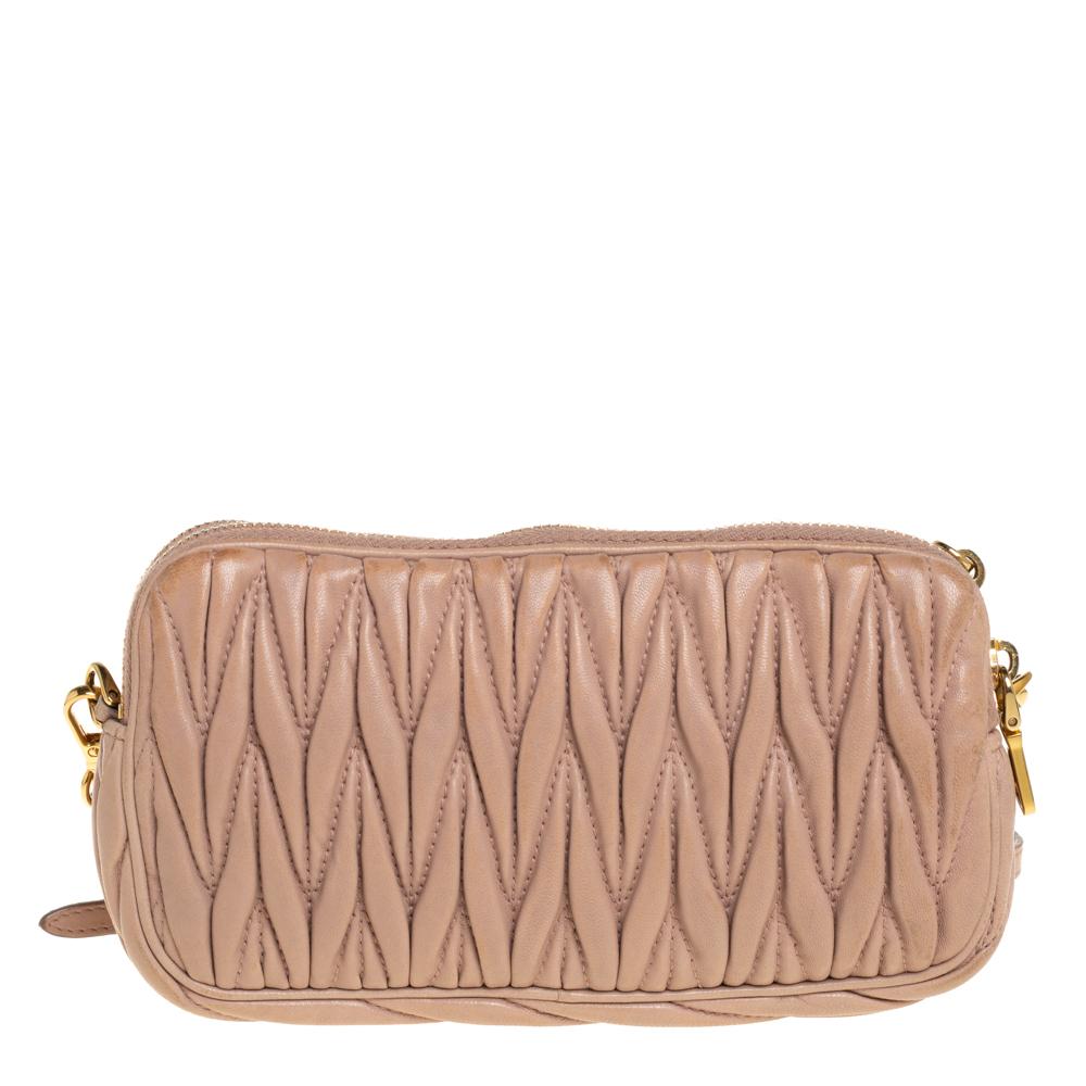 Diese Tasche von Miu Miu ist nicht nur wunderschön anzusehen:: sondern auch robust genug:: um Sie überallhin zu begleiten - ein wahrer Genuss! Diese beigefarbene Tasche ist aus Matelasse-Leder gefertigt und mit dem Markenlogo auf der Vorderseite und
