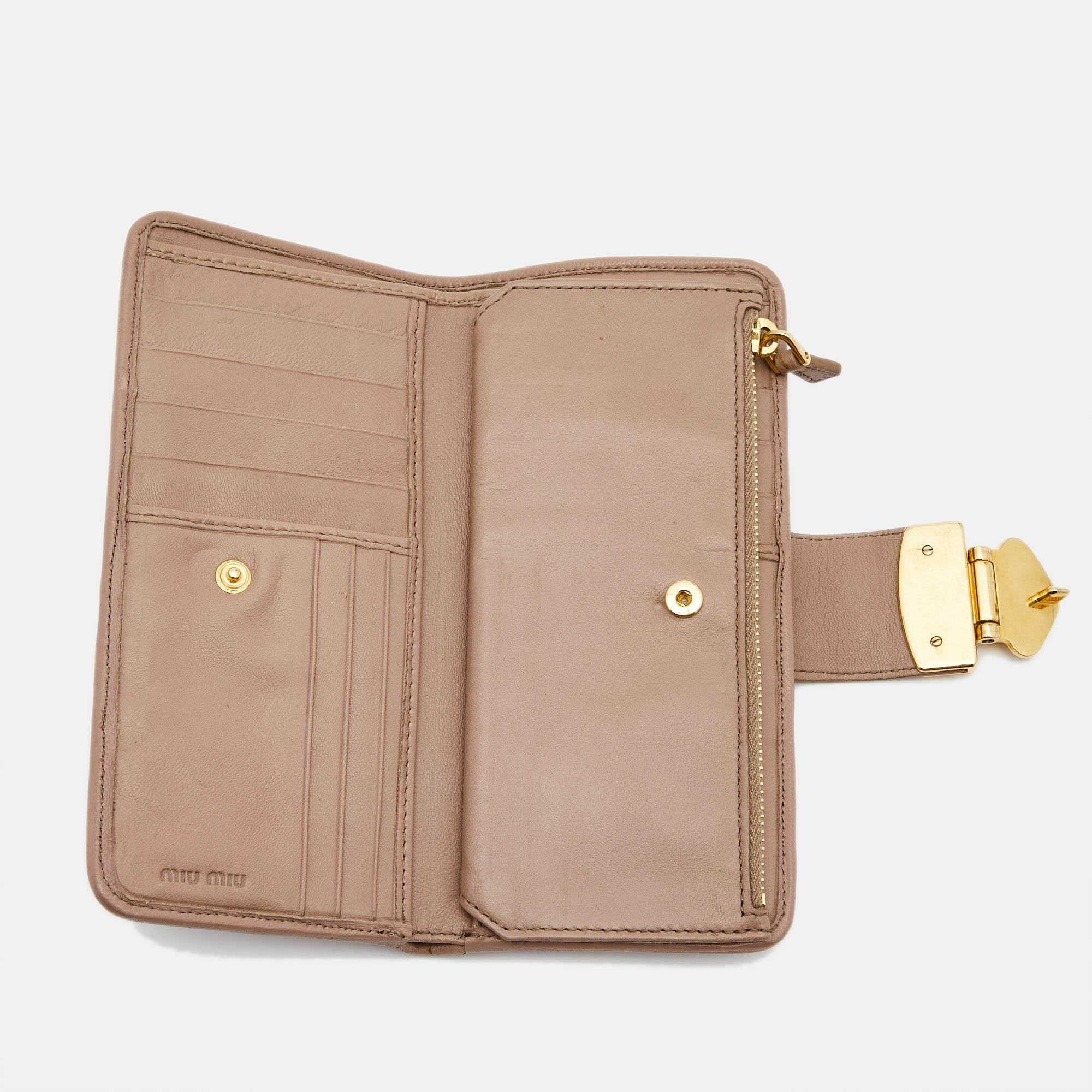 Miu Miu Beige Matelassé  Leather Key Lock Continental Wallet In Good Condition In Dubai, Al Qouz 2