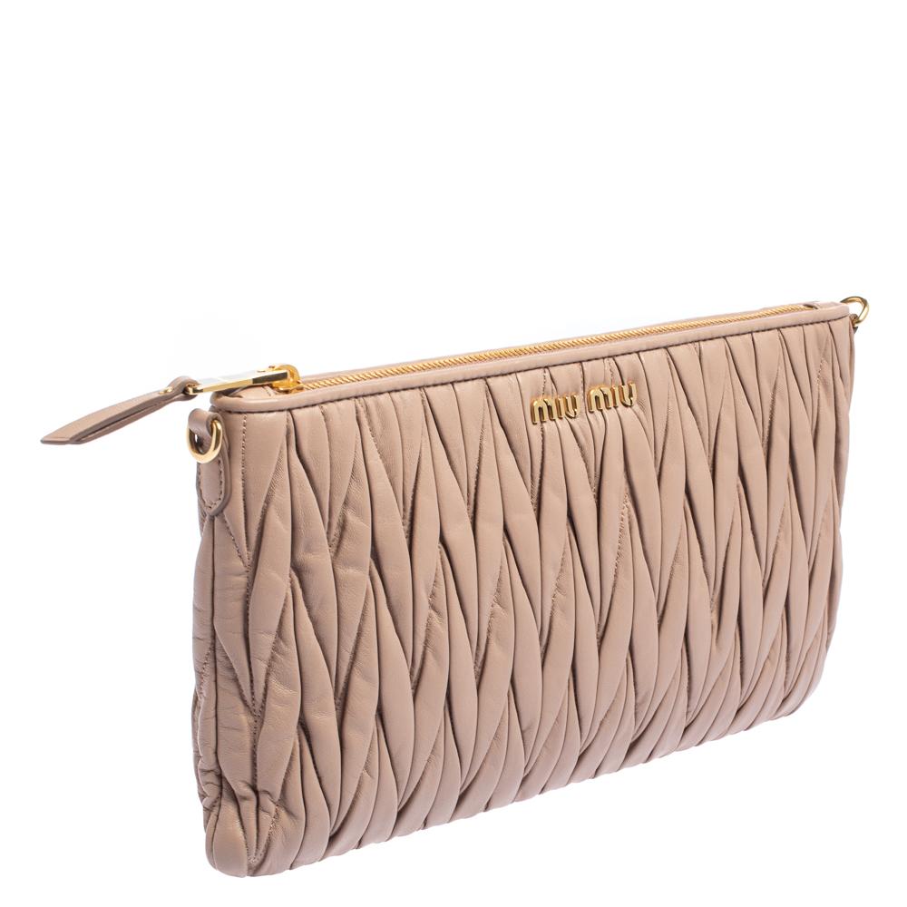 Lovely in beige, this Miu Miu bag will transform your outfit into a combination of classic and contemporary. Crafted from matelasse leather, it is designed with a gold-tone brand logo detailing lock on the front. It has a chain-link and leather