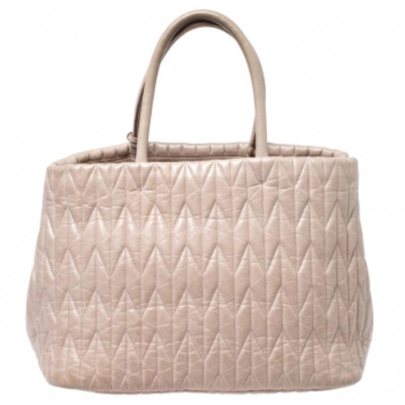 Miu Miu Beige Metalasse Leather Covertible Tote im Zustand „Gut“ im Angebot in Dubai, Al Qouz 2