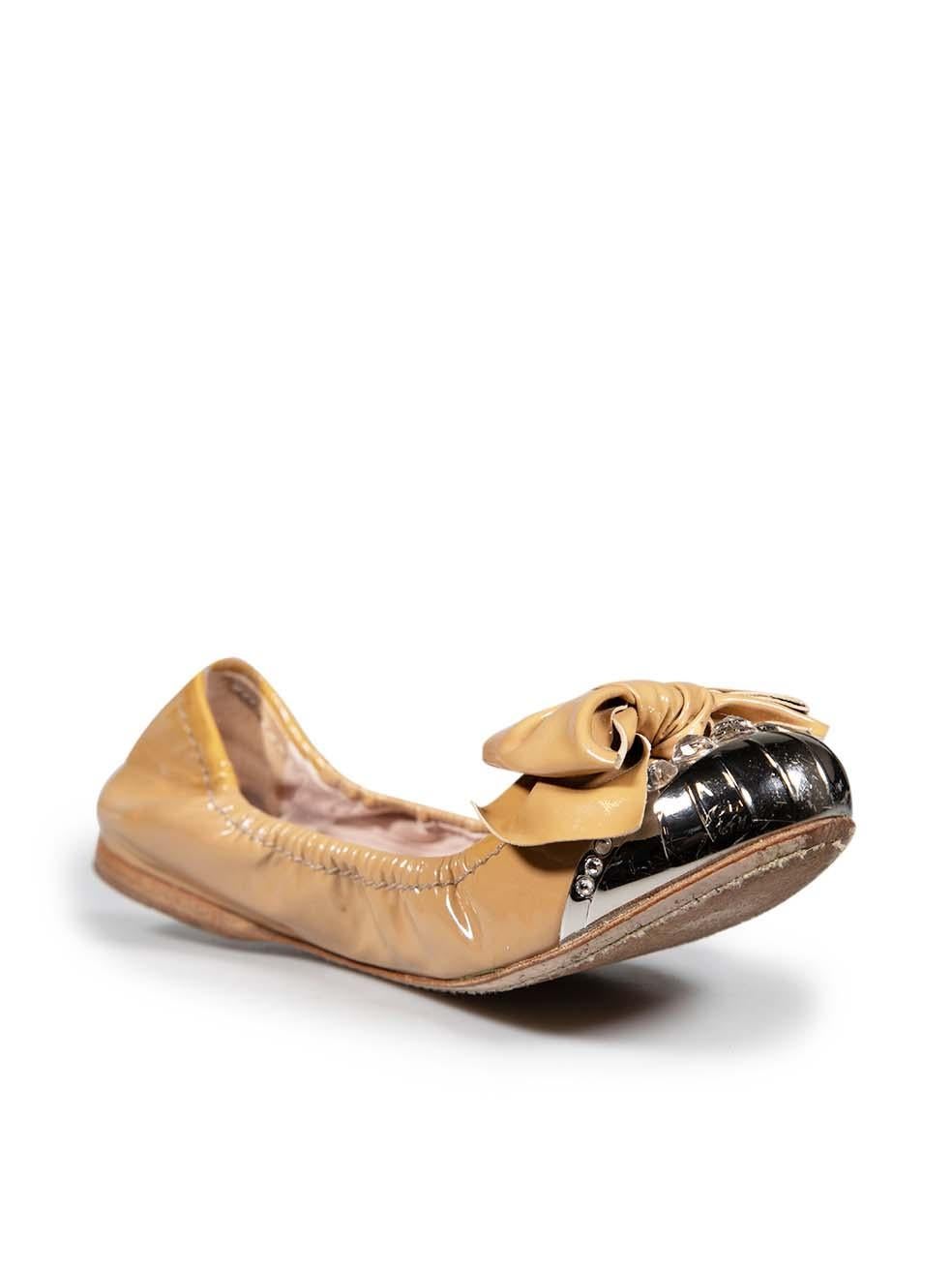 El ESTADO es Bueno. El desgaste general de los zapatos es evidente. Hay abrasiones en las punteras. Hay una gran marca oscura en el panel exterior de la zapatilla izquierda. Hay decoloración a lo largo del panel exterior del zapato derecho, junto
