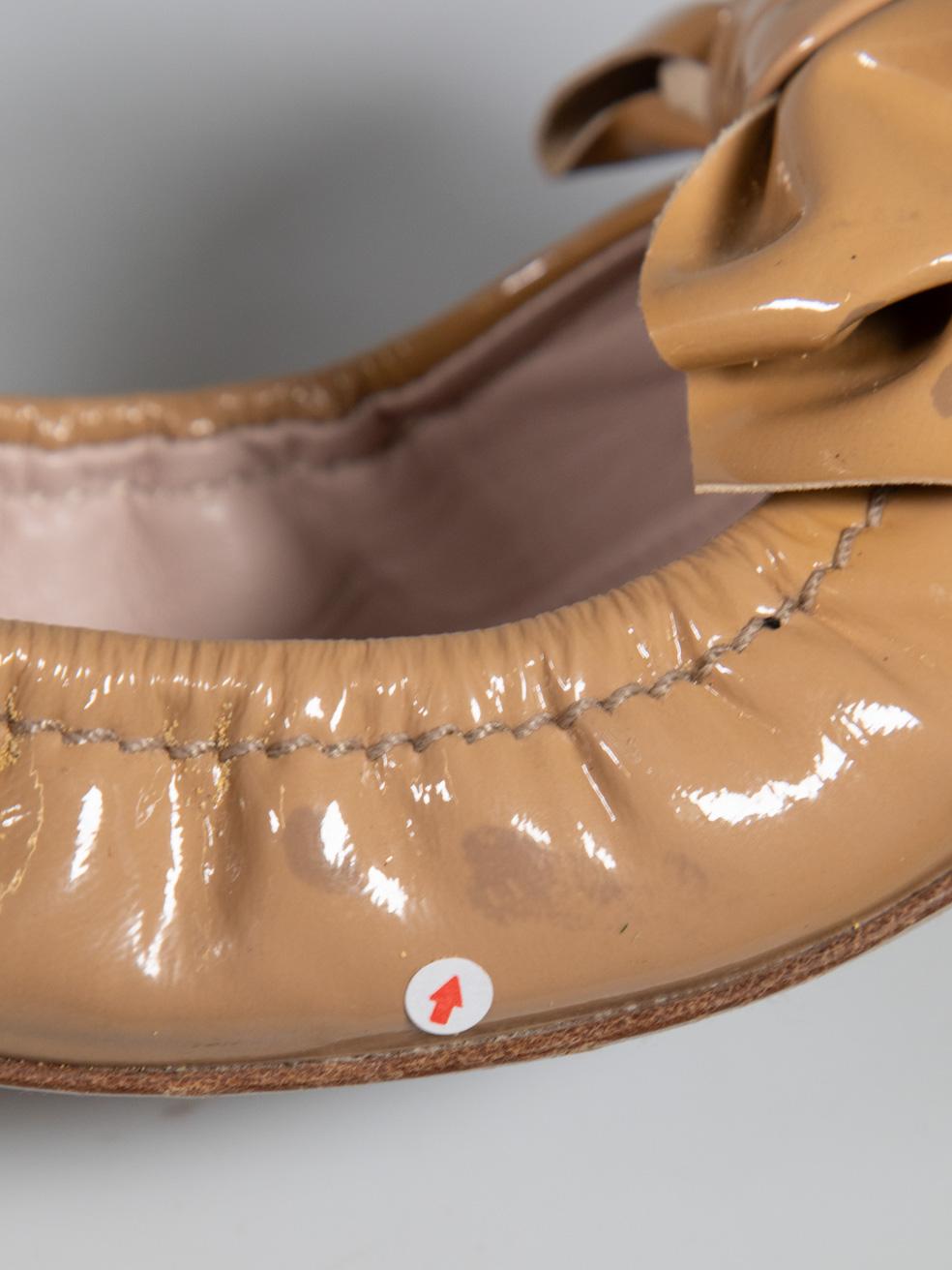 Miu Miu Bailarinas de charol beige con lazo y cristales Talla IT 37 en venta 2