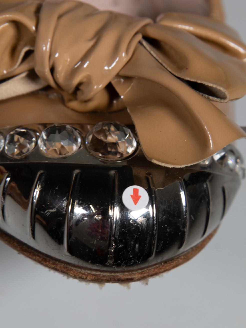 Miu Miu Bailarinas de charol beige con lazo y cristales Talla IT 37 en venta 3
