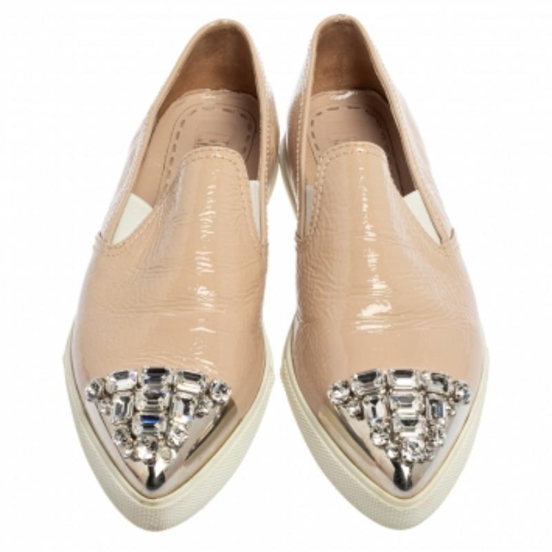 Miu Miu Beige Patent Embellished Cap Toe Slip On Sneakers Talla 38 en Bastante bueno Estado en Dubai, Al Qouz 2