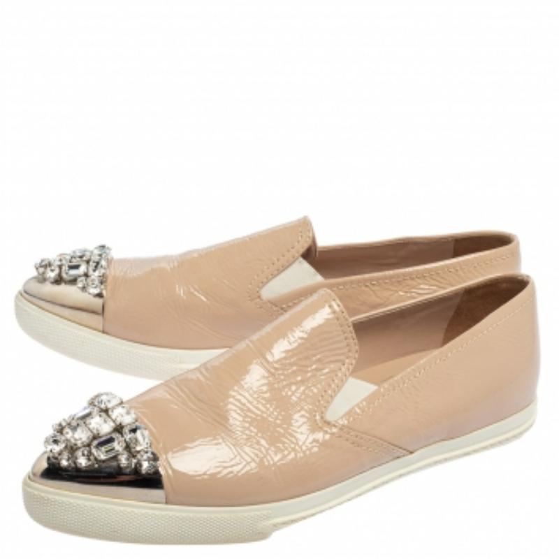 De las mujeres Miu Miu Beige Patent Embellished Cap Toe Slip On Sneakers Talla 38