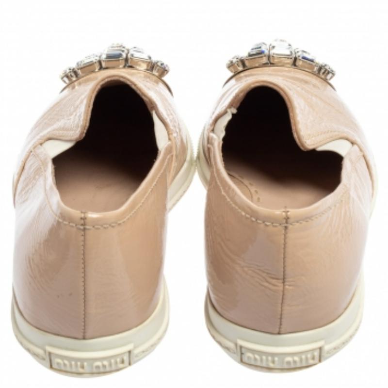 Miu Miu Beige Patent Embellished Cap Toe Slip On Sneakers Talla 38 1