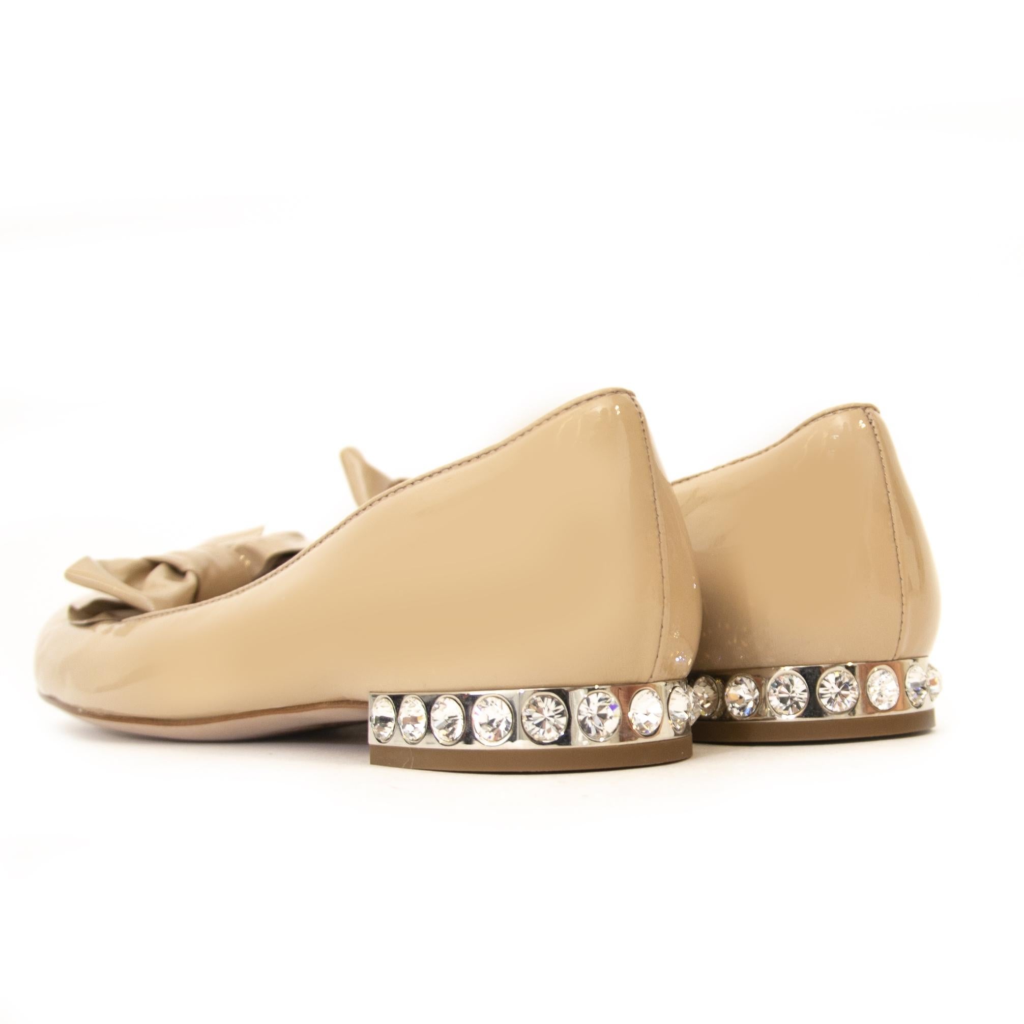 Brand new!

Miu Miu Beige Patent Jewelled Heel Flats - Size 37

These classic Miu Miu flats features beige patent leather, silver diamonds on the heel and a cute bow on the front.
They fit perfect under a regular jeans!

Comes with:

dustbag