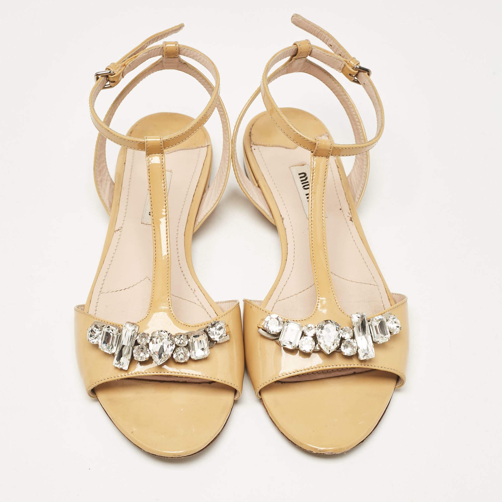 Beige Miu Miu Sandali con cinturino alla caviglia in pelle verniciata beige misura 37,5 in vendita