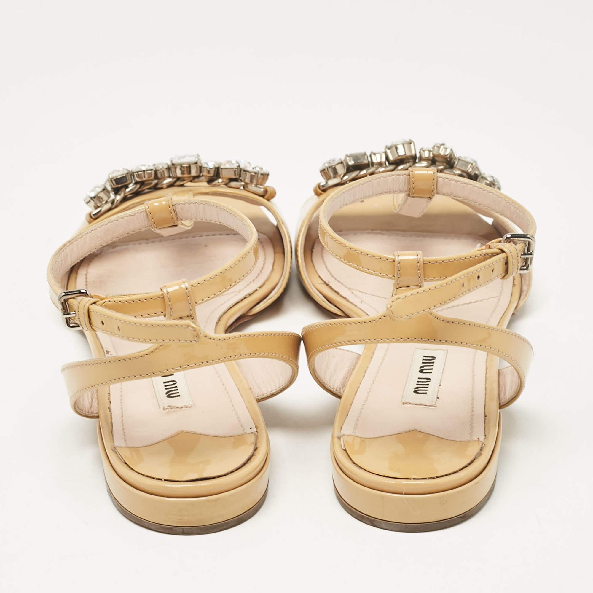 Donna Miu Miu Sandali con cinturino alla caviglia in pelle verniciata beige misura 37,5 in vendita