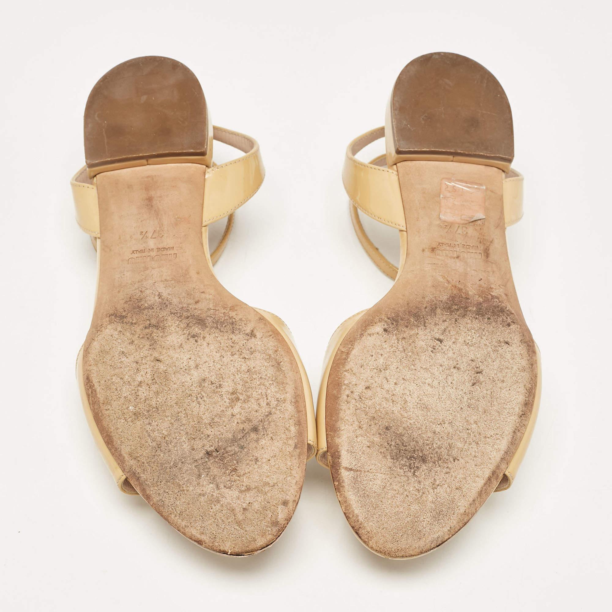Miu Miu Sandali con cinturino alla caviglia in pelle verniciata beige misura 37,5 in vendita 1