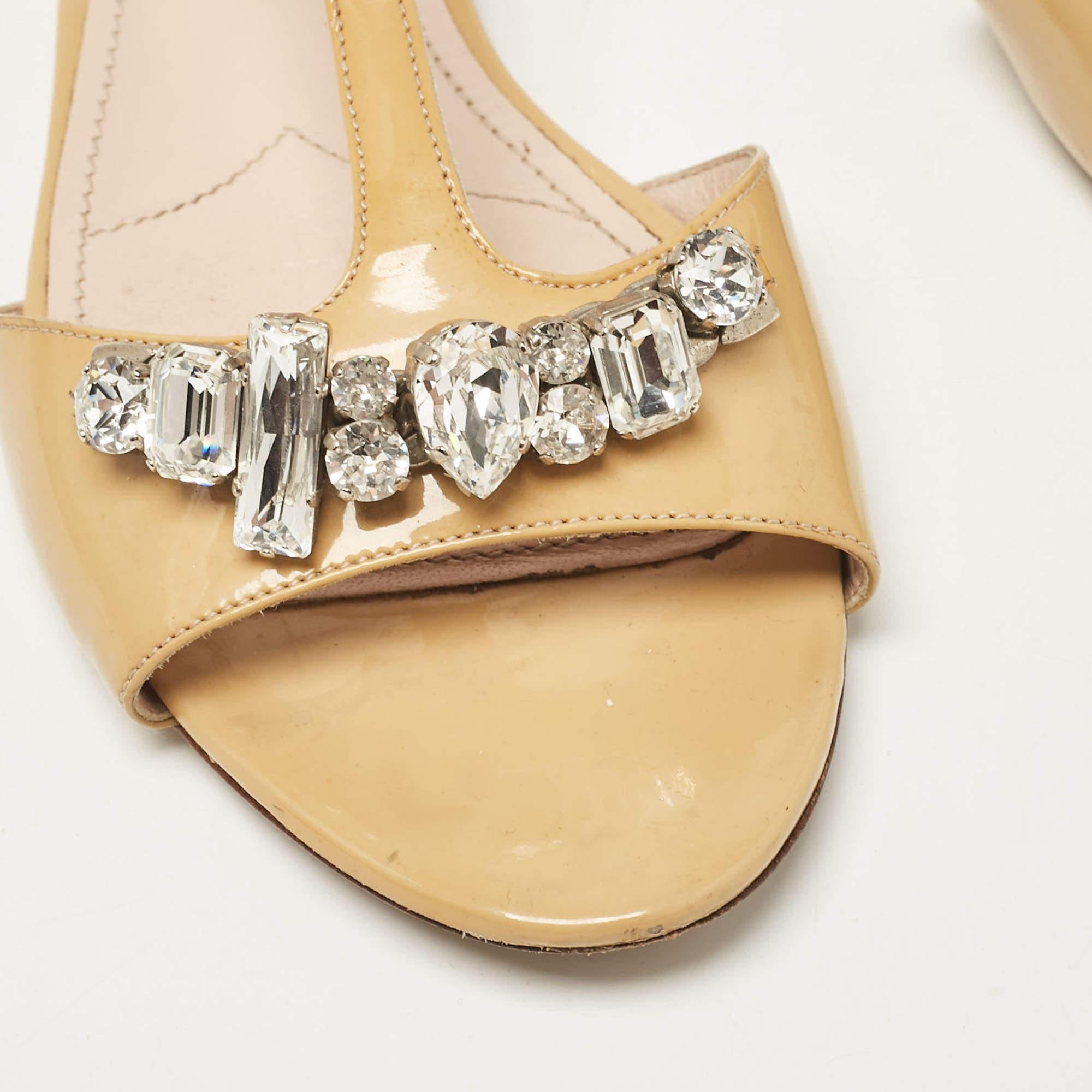 Miu Miu Sandali con cinturino alla caviglia in pelle verniciata beige misura 37,5 in vendita 2