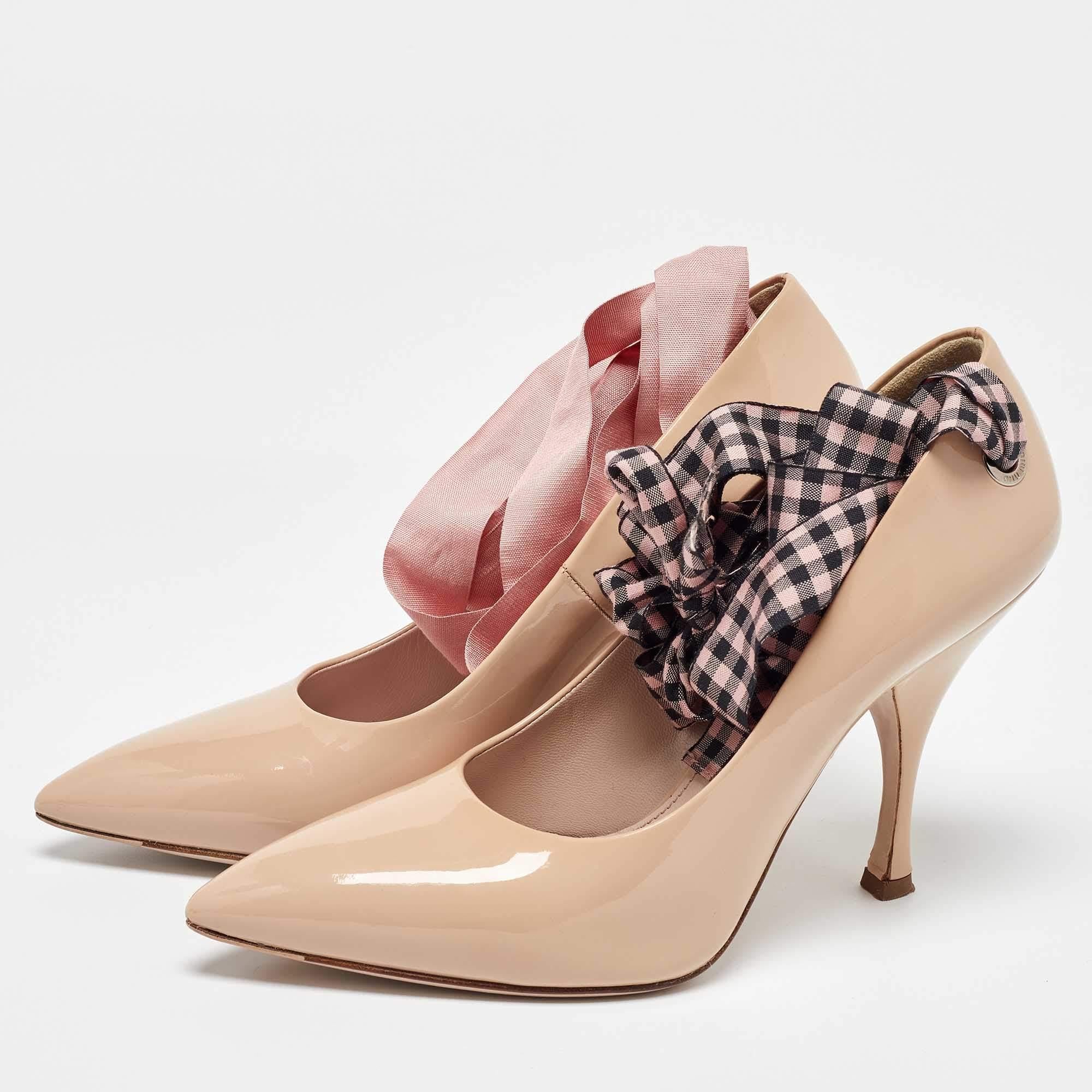 Haz una declaración de estilo chic con estos zapatos de salón de diseño. Presentan tacones resistentes y suelas duraderas perfectas para tus salidas a la moda