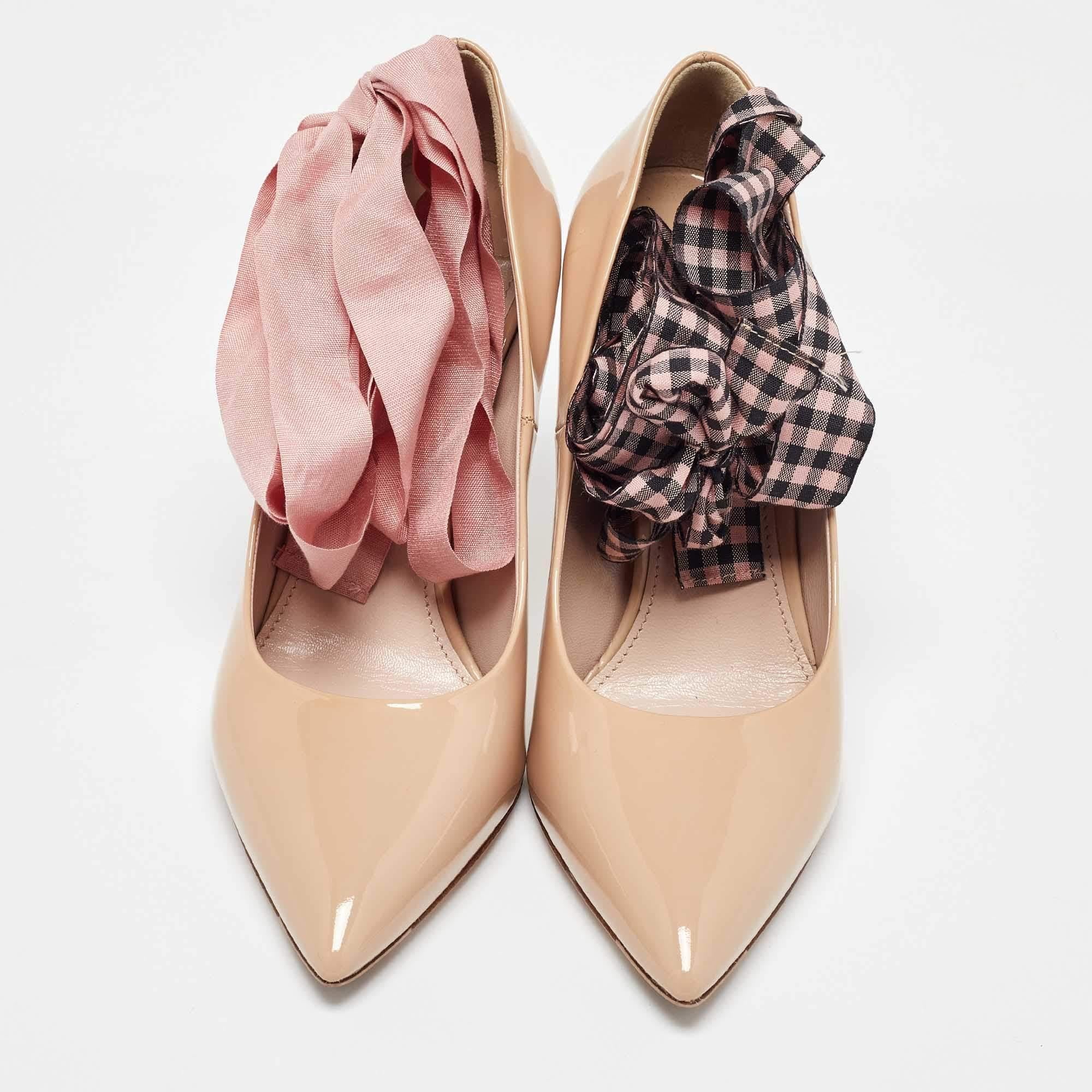 Miu Miu Bombas de charol beige con tobillo en punta talla 36 Beige en venta