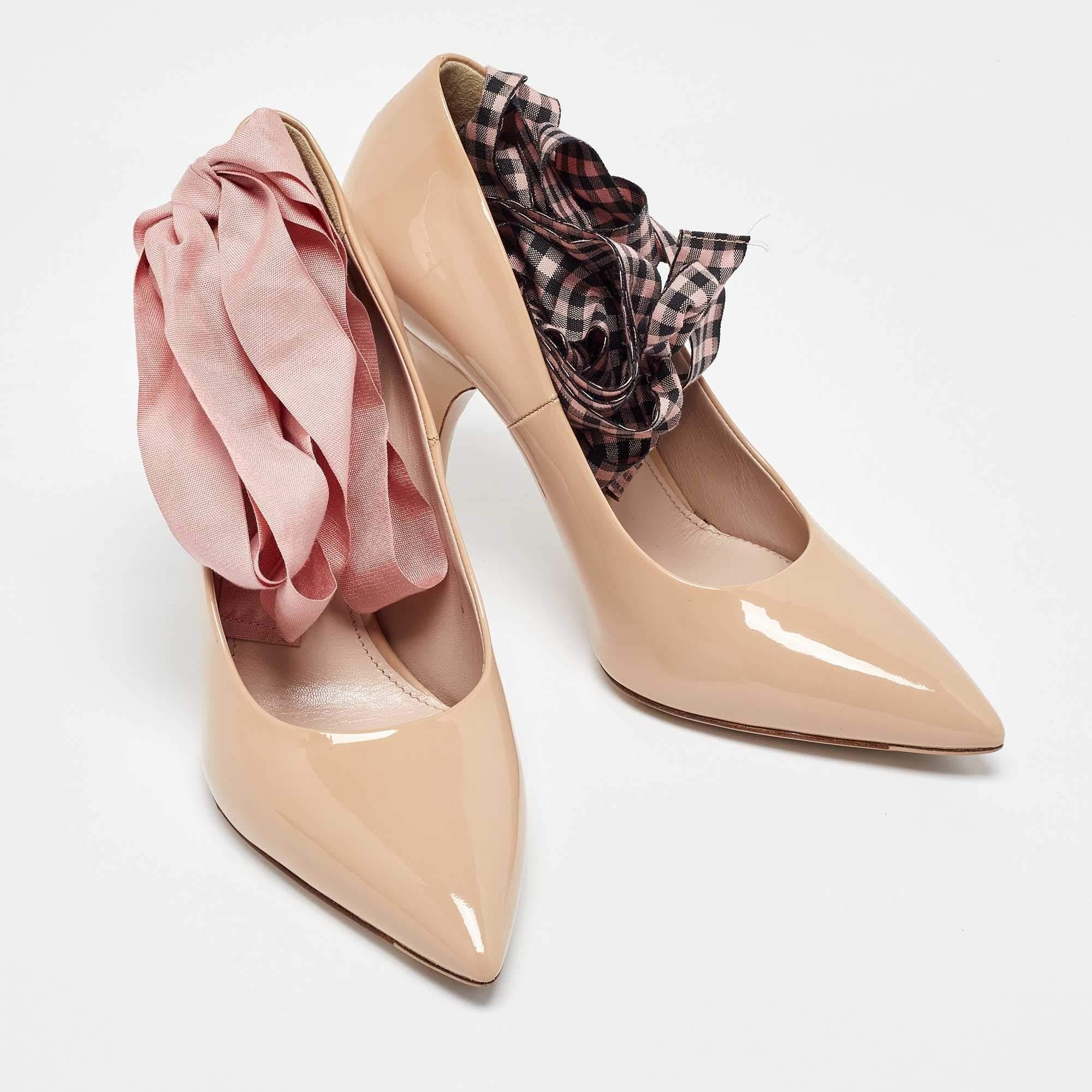 Miu Miu Bombas de charol beige con tobillo en punta talla 36 en Bueno estado para la venta en Dubai, Al Qouz 2