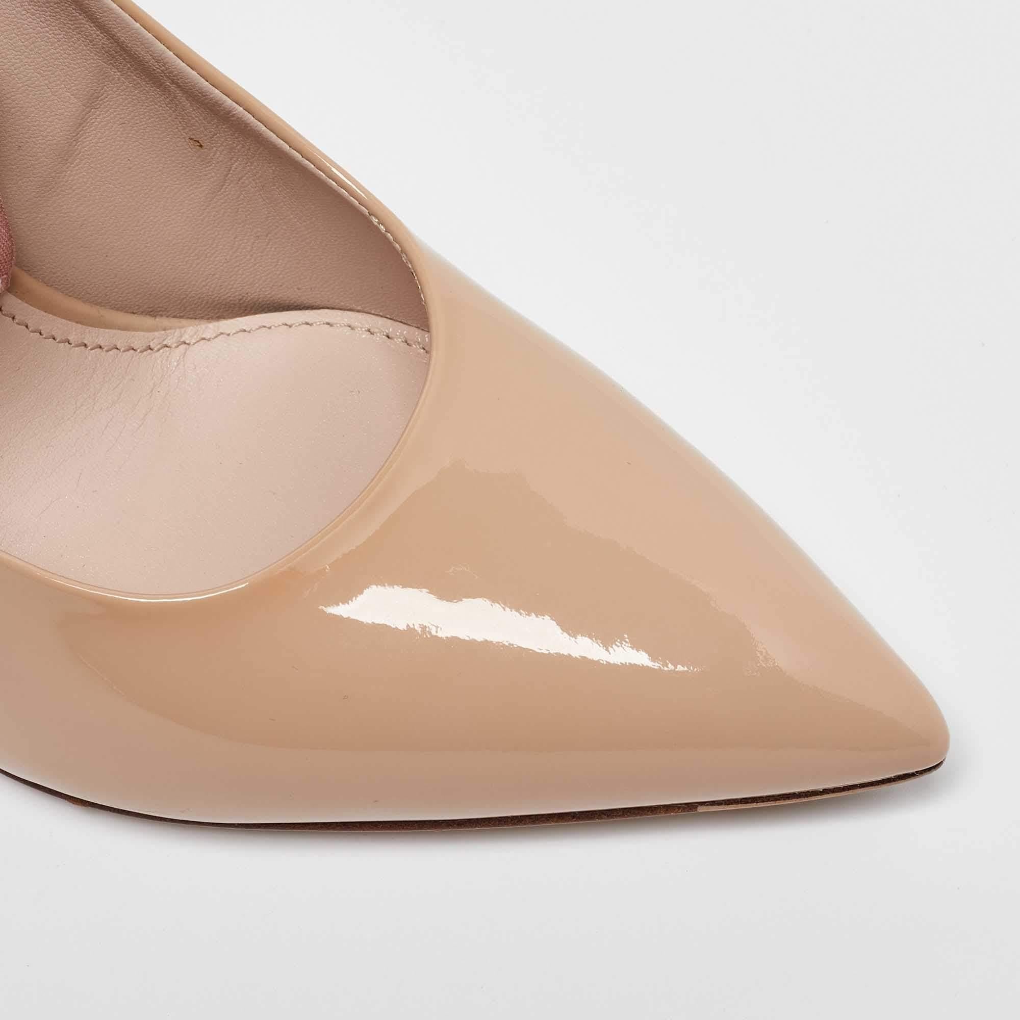 Miu Miu Bombas de charol beige con tobillo en punta talla 36 en venta 2