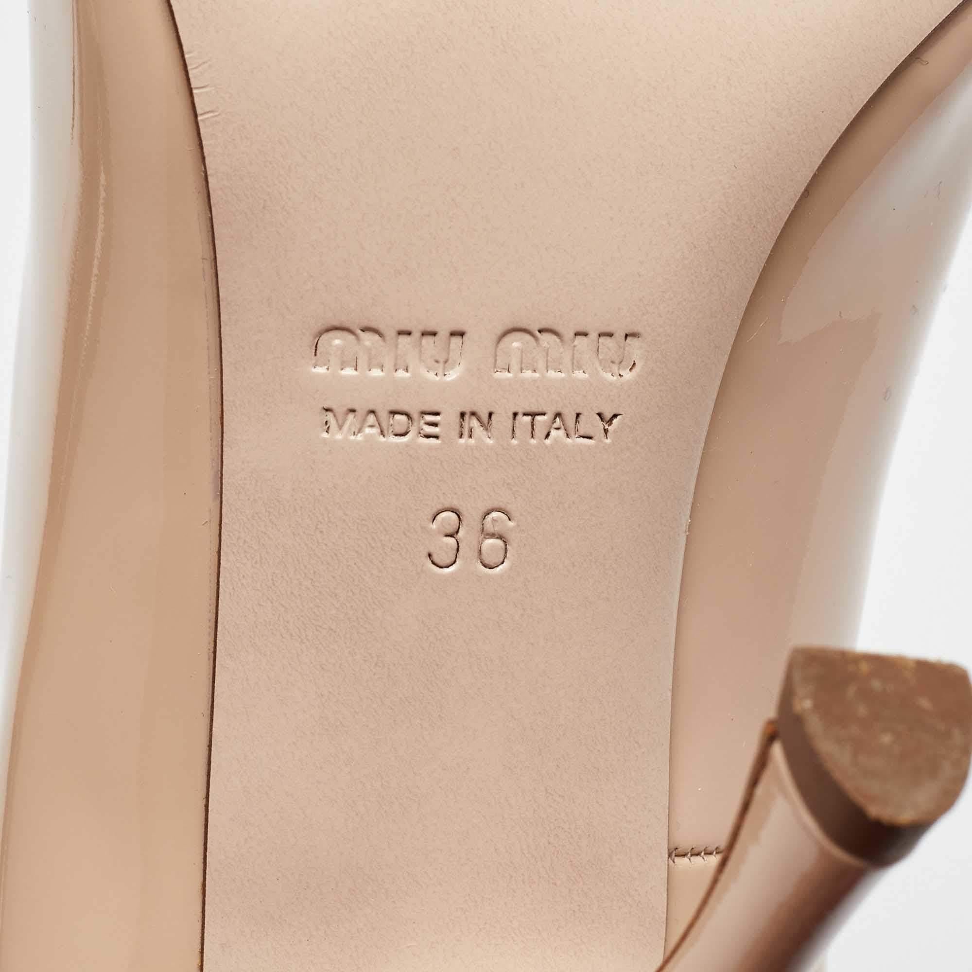 Miu Miu Bombas de charol beige con tobillo en punta talla 36 en venta 3