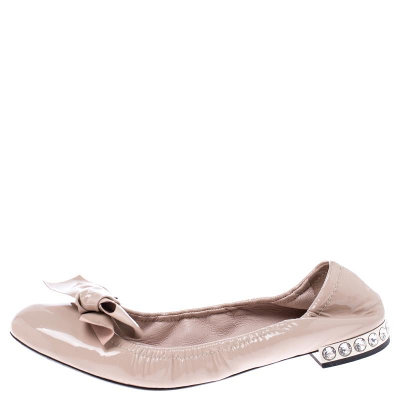 Queste bellissime ballerine di Miu Miu sono perfette per le lunghe ore di utilizzo e abbastanza chic da essere indossate al lavoro. Realizzate in pelle verniciata, queste scarpe sono caratterizzate da dettagli a fiocco sulla tomaia, per un look