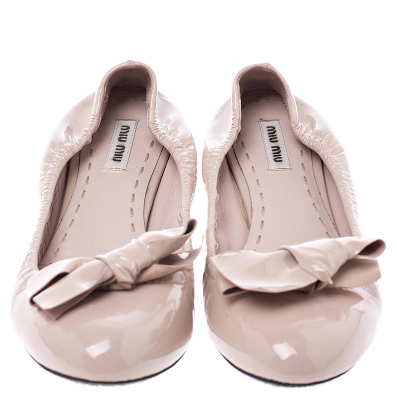 Beige Miu Miu Ballerine con fiocco in vernice beige taglia 39