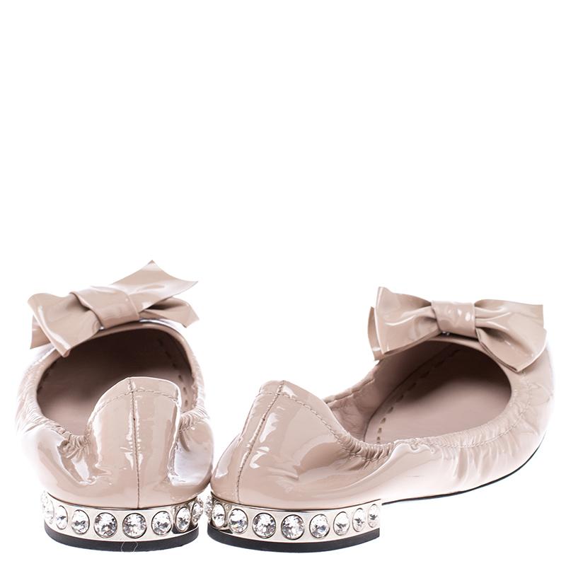 Miu Miu Ballerine con fiocco in vernice beige taglia 39 In condizioni buone a Dubai, Al Qouz 2