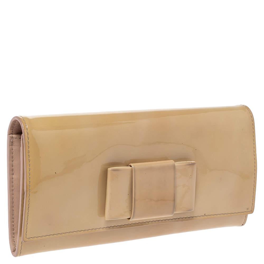 Miu Miu Beige Patent Leather Bow Continental Wallet In Fair Condition In Dubai, Al Qouz 2