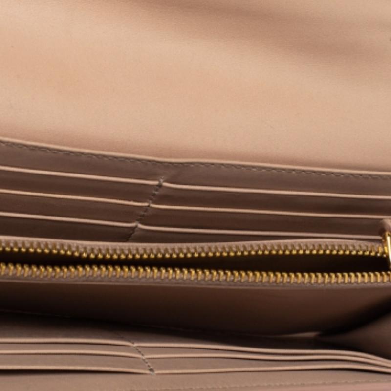 Miu Miu Beige Lackleder Schleife Kontinental Brieftasche im Zustand „Relativ gut“ im Angebot in Dubai, Al Qouz 2