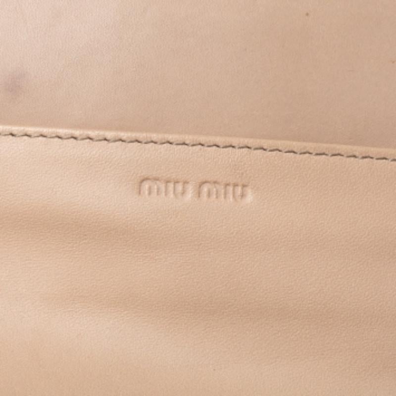 Miu Miu Beige Lackleder Schleife Kontinental Brieftasche Damen im Angebot