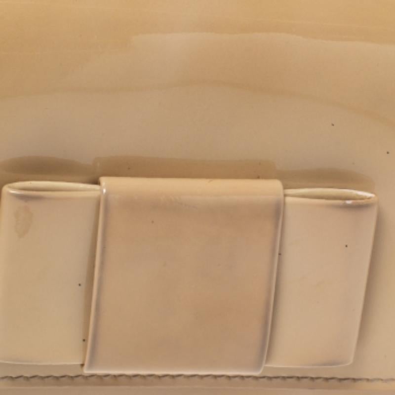 Miu Miu Beige Lackleder Schleife Kontinental Brieftasche im Angebot 2