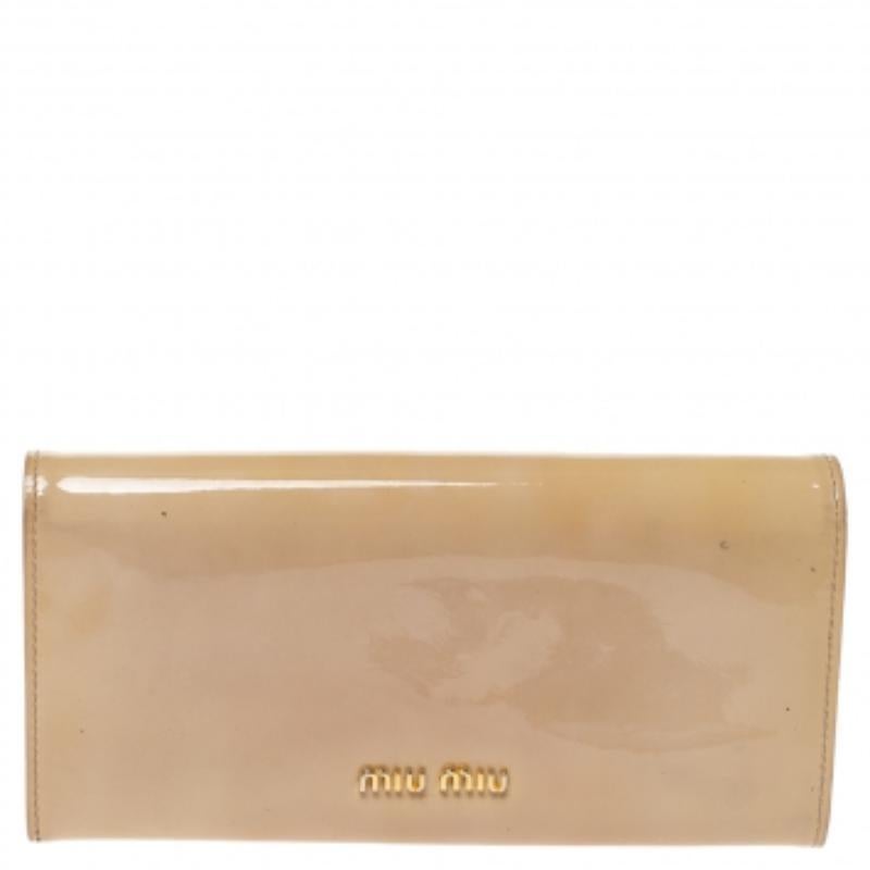 Miu Miu Beige Lackleder Schleife Kontinental Brieftasche im Angebot 3