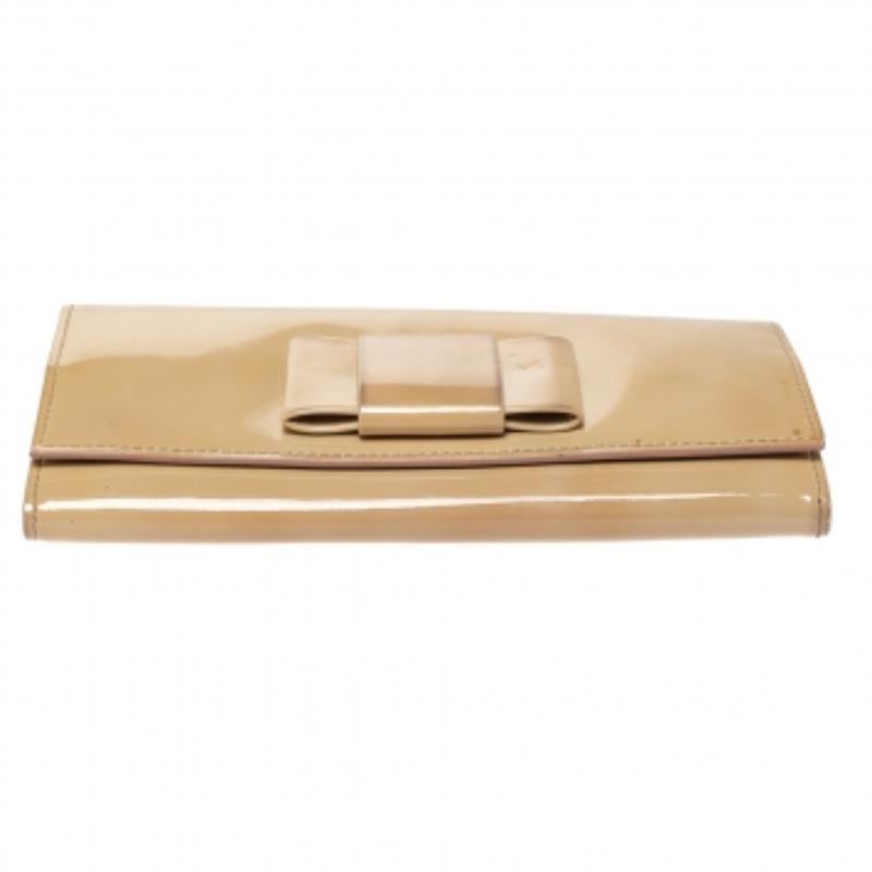 Miu Miu Beige Lackleder Schleife Kontinental Brieftasche im Angebot 4