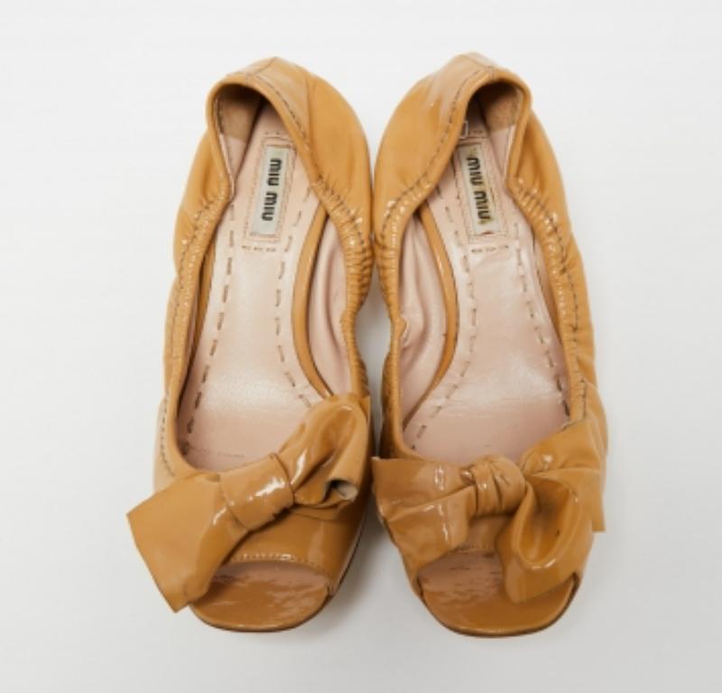 Miu Miu Beige Charol Lazo Cristal Tacón Tachonado Bombas Peep-Toe Talla 38 en Bueno estado para la venta en Dubai, Al Qouz 2