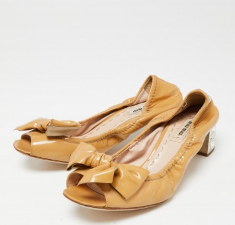 De las mujeres Miu Miu Beige Charol Lazo Cristal Tacón Tachonado Bombas Peep-Toe Talla 38 en venta