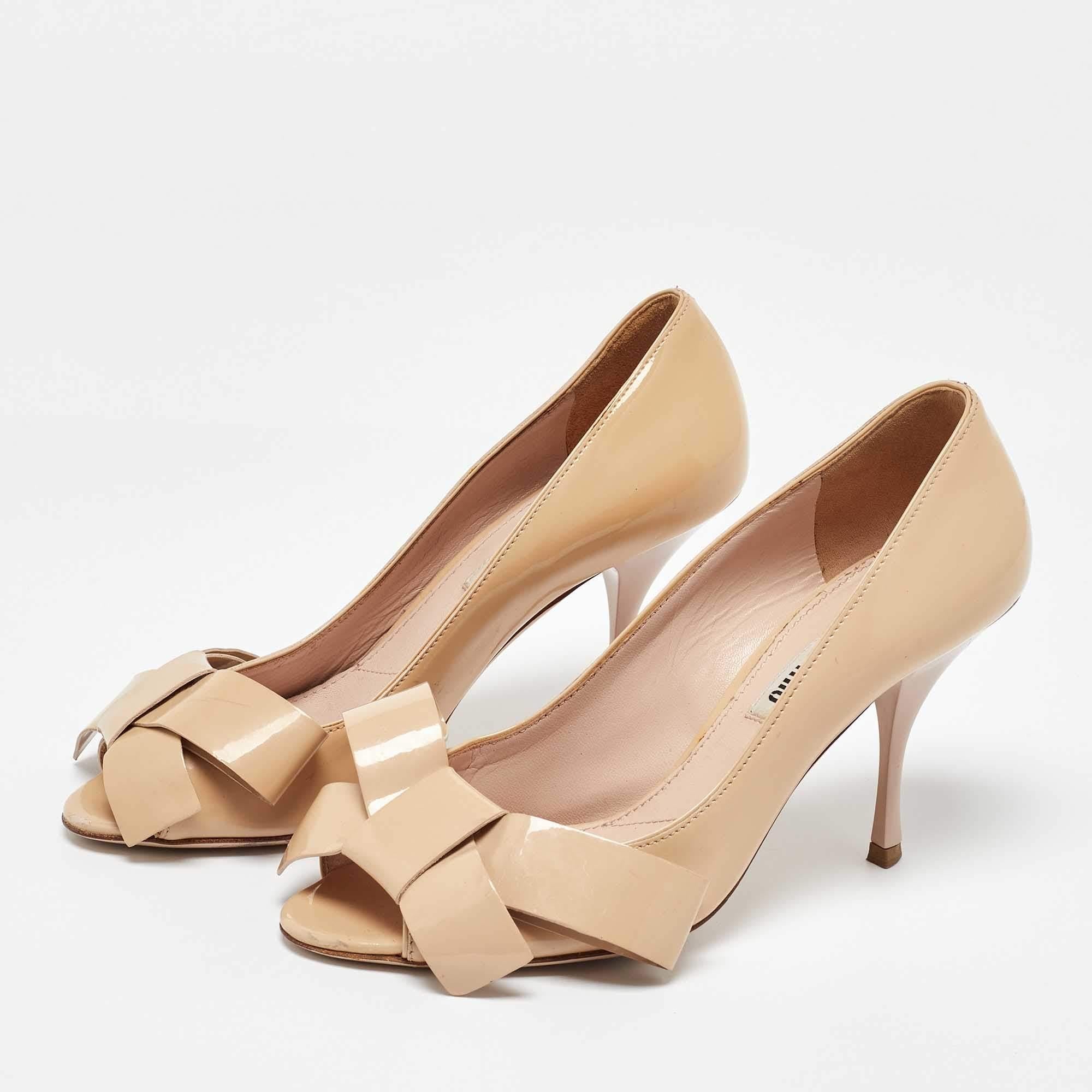 Faites une déclaration de style chic avec ces escarpins beiges Miu Miu. Ils présentent des talons de 9 cm et des semelles durables, parfaits pour vos sorties à la mode.
