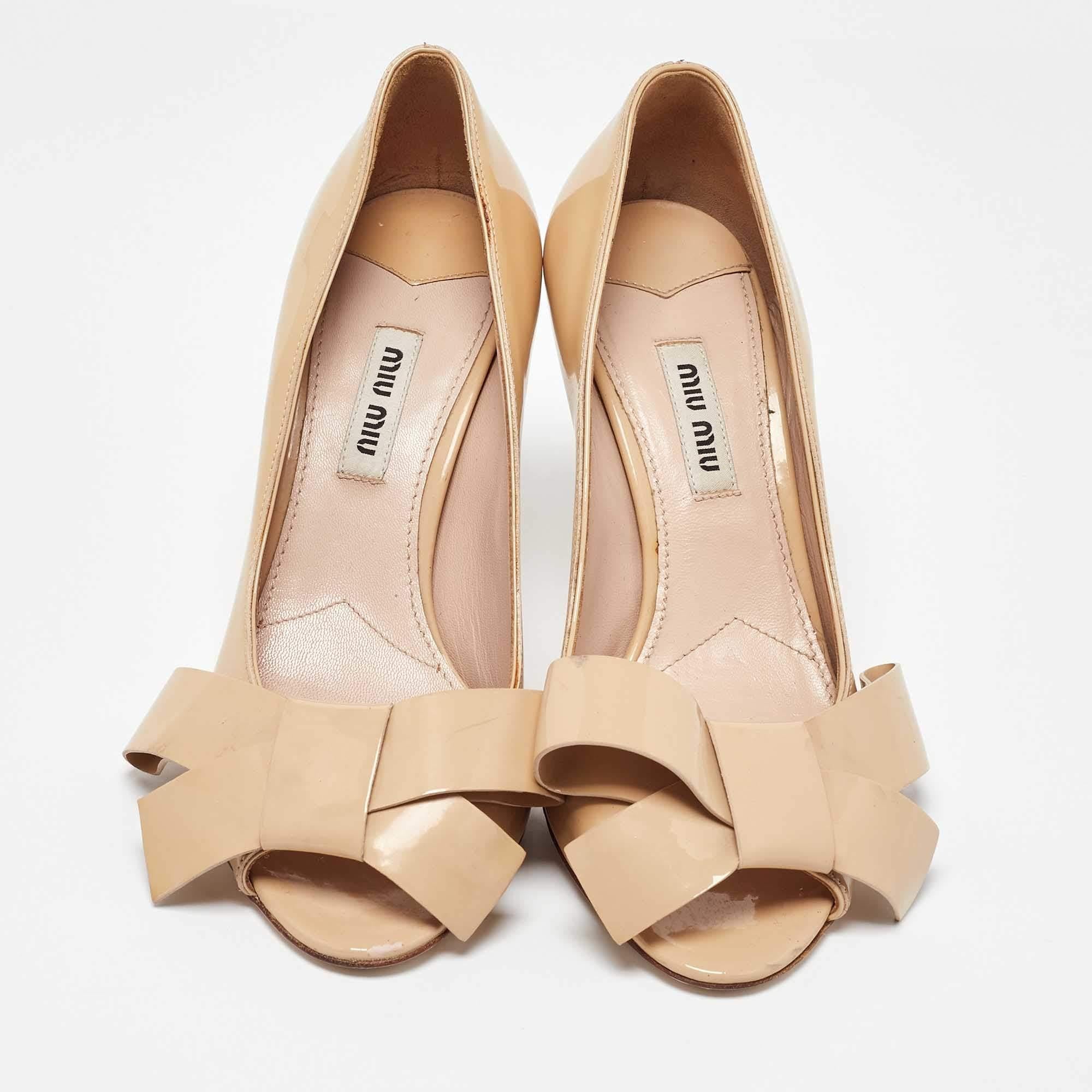 Miu Miu Beige Patent Leather Bow Peep Toe Platform Pumps Size 36 Bon état - En vente à Dubai, Al Qouz 2
