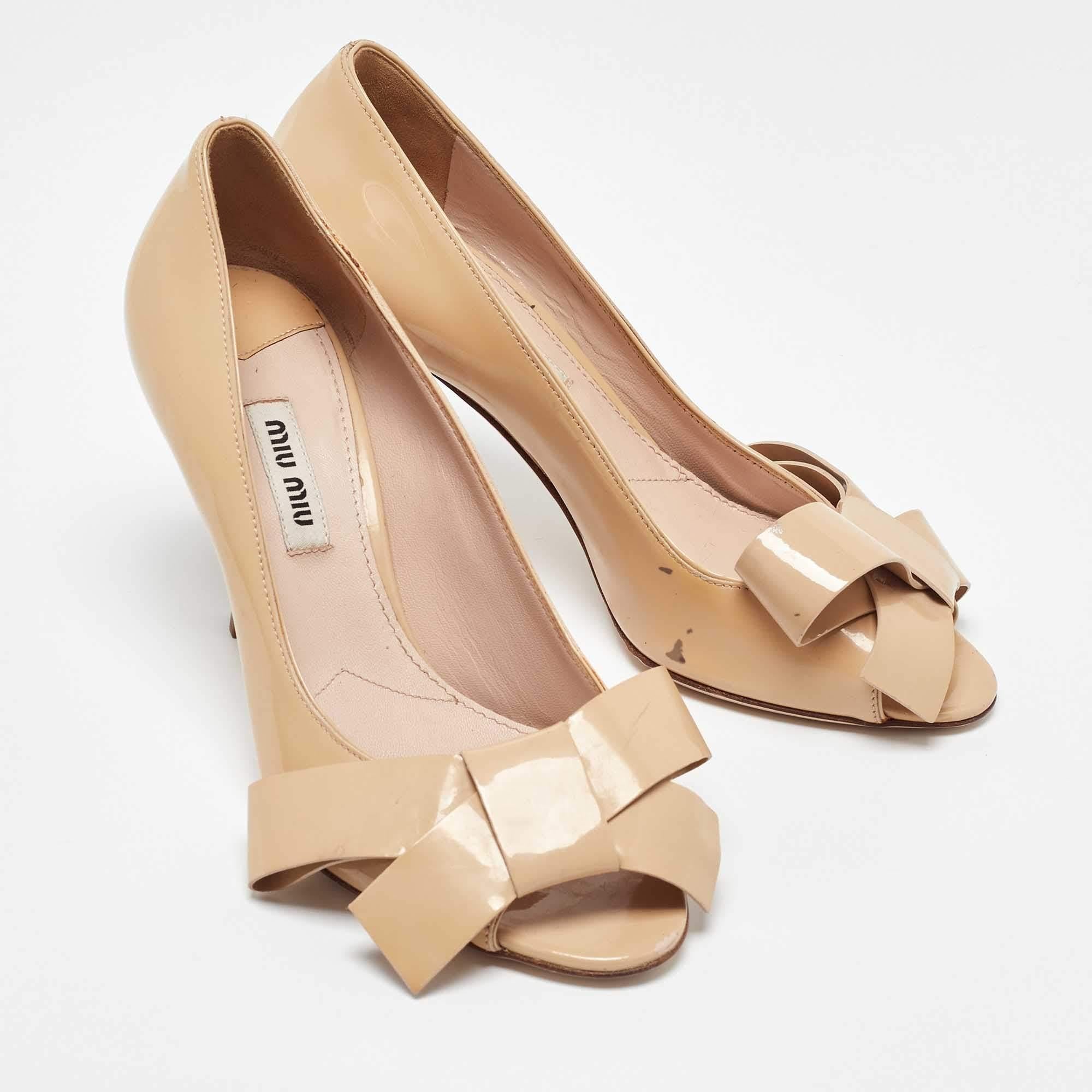 Miu Miu Beige Patent Leather Bow Peep Toe Platform Pumps Size 36 Pour femmes en vente