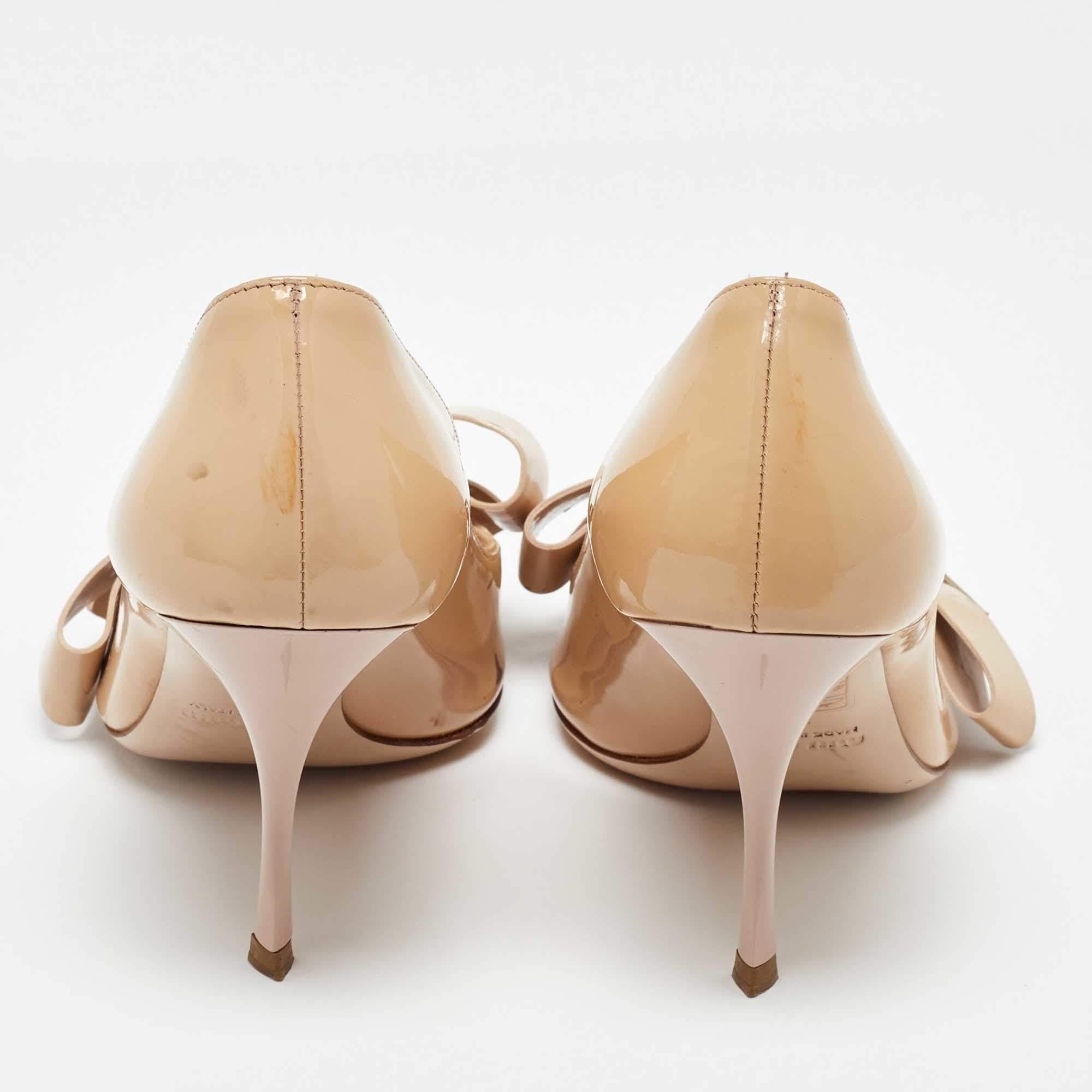 Miu Miu Beige Patent Leather Bow Peep Toe Platform Pumps Size 36 en vente 1