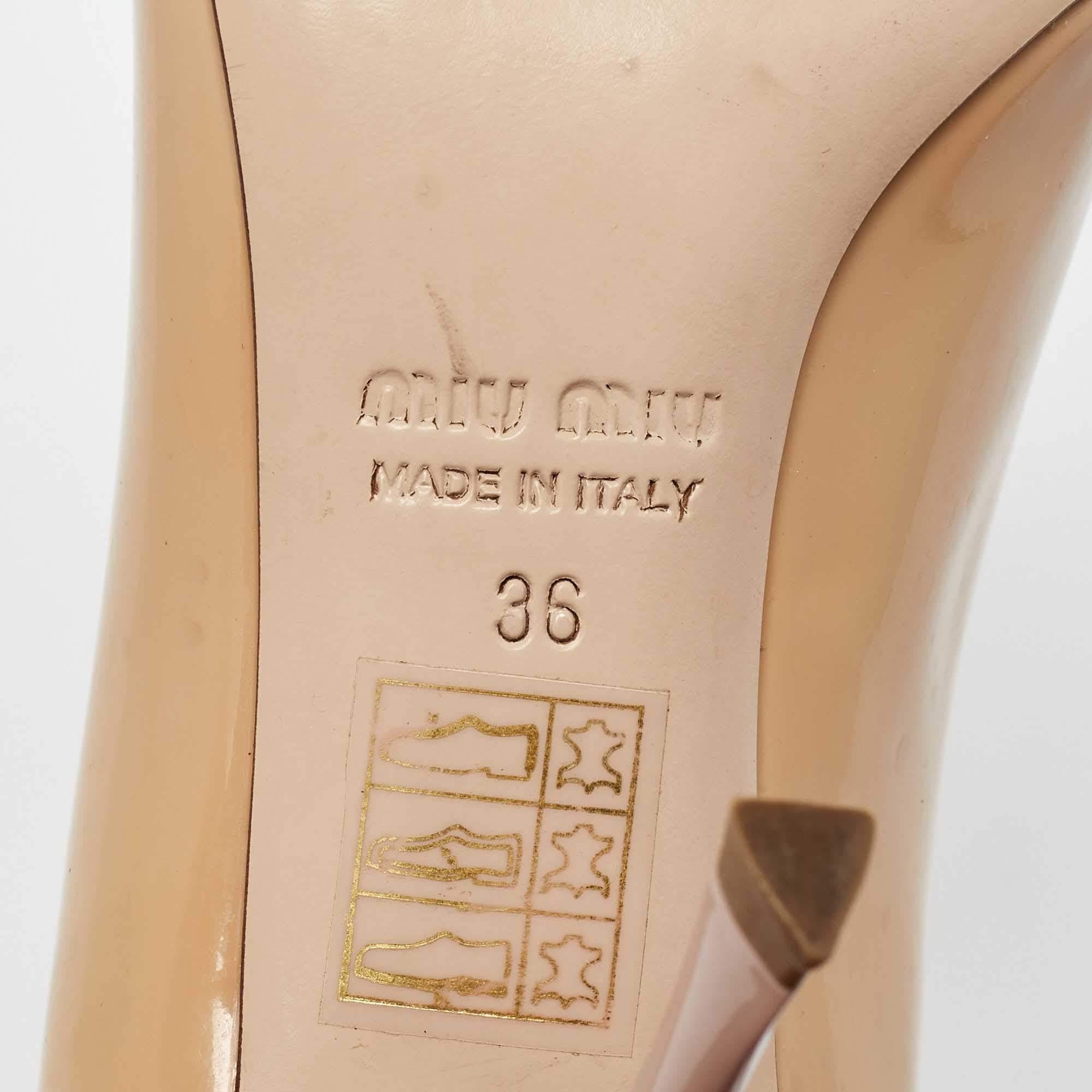 Miu Miu Beige Patent Leather Bow Peep Toe Platform Pumps Size 36 en vente 3