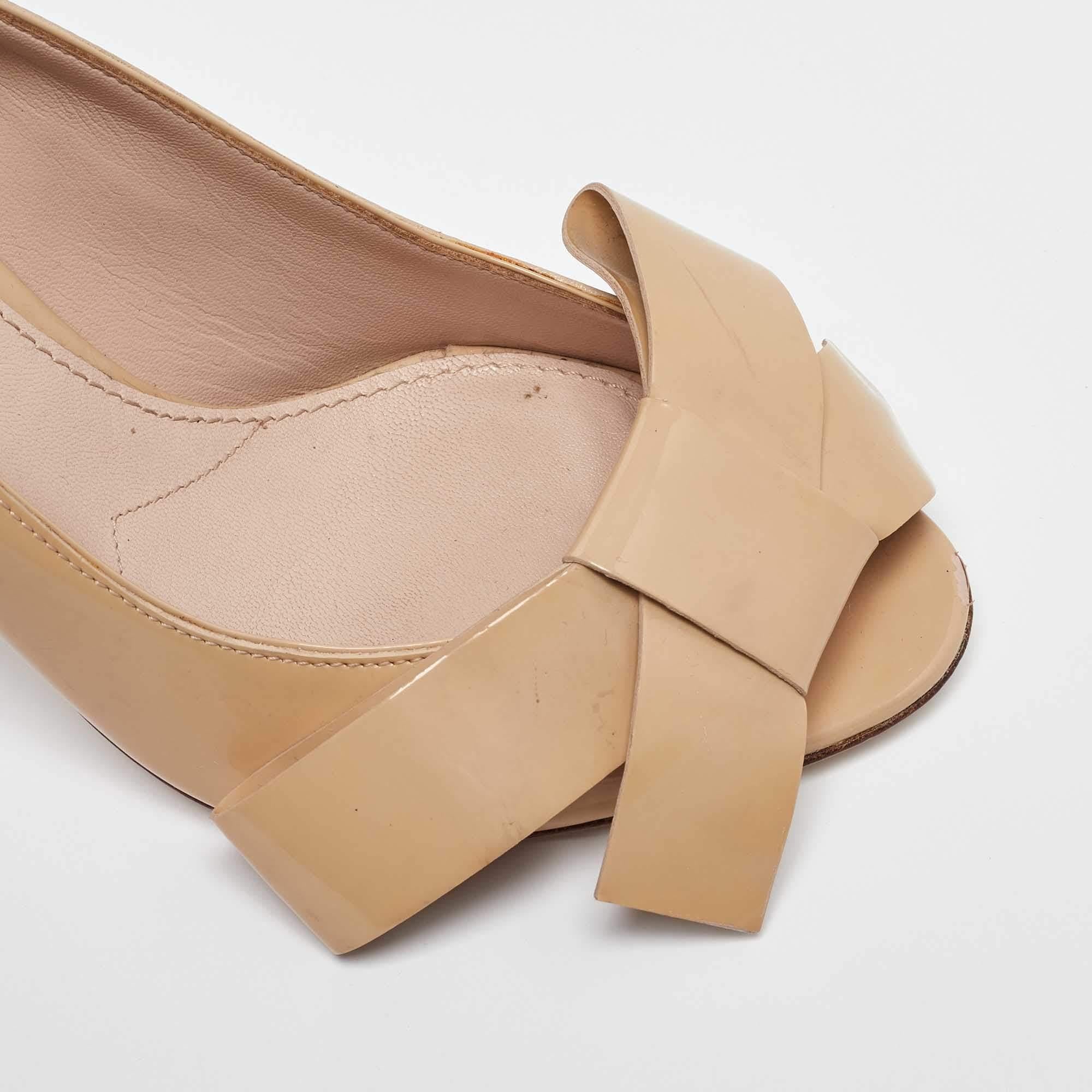 Miu Miu Beige Patent Leather Bow Peep Toe Platform Pumps Size 36 en vente 4