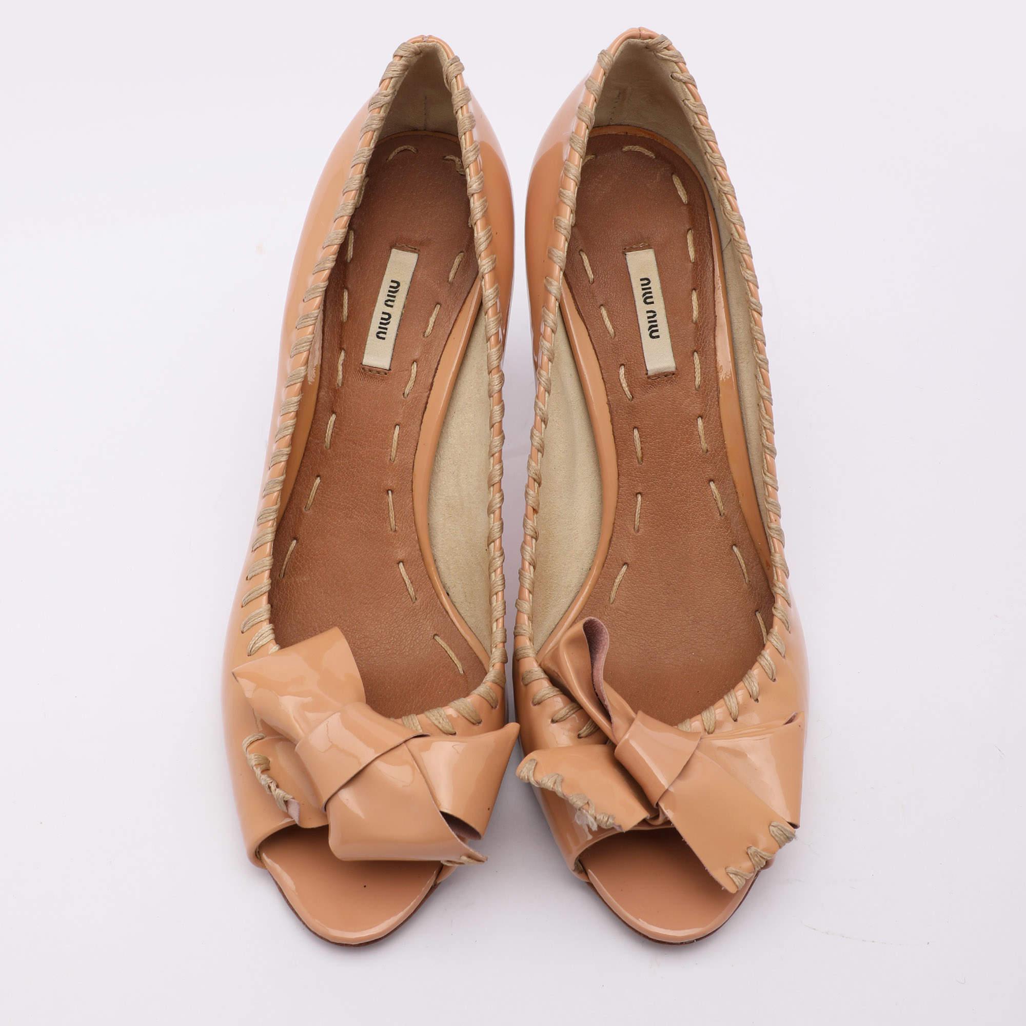 Miu Miu Bombas Peep Toe con Lazo de Charol Beige Talla 35.5 en Bueno estado para la venta en Dubai, Al Qouz 2