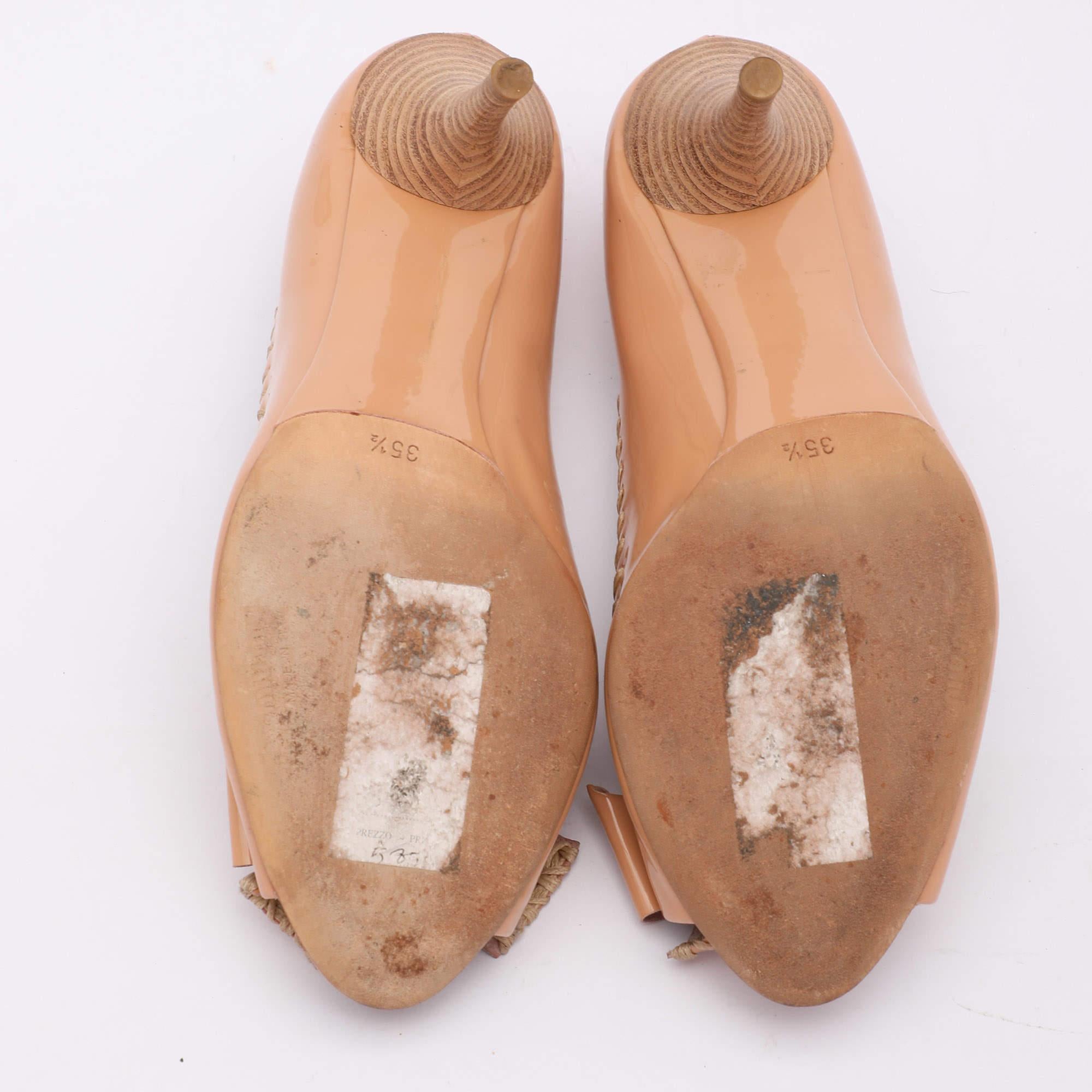 Miu Miu Bombas Peep Toe con Lazo de Charol Beige Talla 35.5 en venta 2